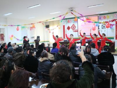歡歌笑語迎新春 民族團(tuán)結(jié)情誼深——團(tuán)結(jié)路社區(qū)“訪惠聚”工作隊(duì)舉辦迎新春暨“民族團(tuán)結(jié)一家親”文藝活動(dòng)